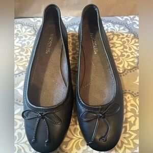 AEROSOLES Black Flats with Bow Detail